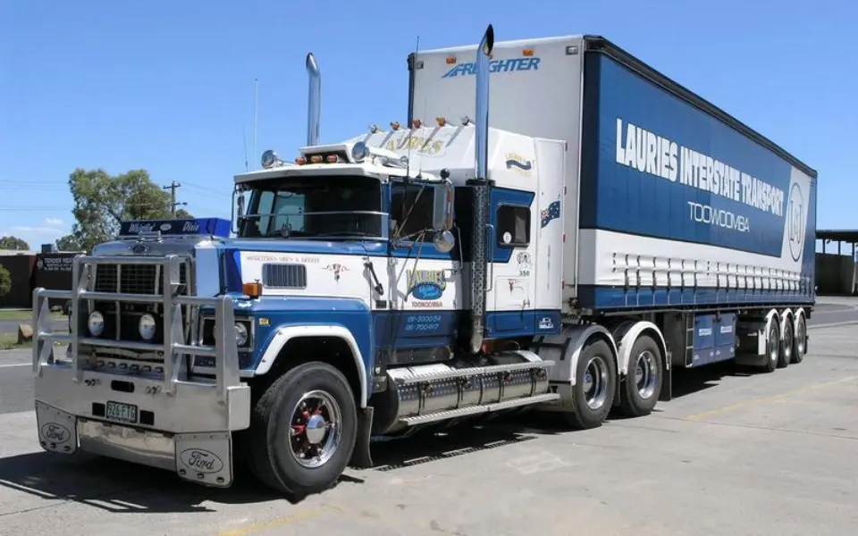 Pse kamionët vendas nuk i drejtojnë tubat e tyre të shkarkimit lart?